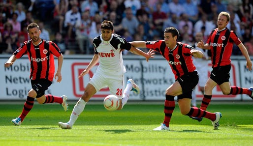Adil Chihi (2.v.l.) brachte Köln in Frankfurt mit 1:0 in Führung