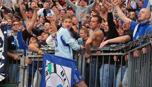 Schalkes Lars Unnerstall (M.) feierte nach dem Abpfiff mit den Fans den Sieg gegen Leverkusen