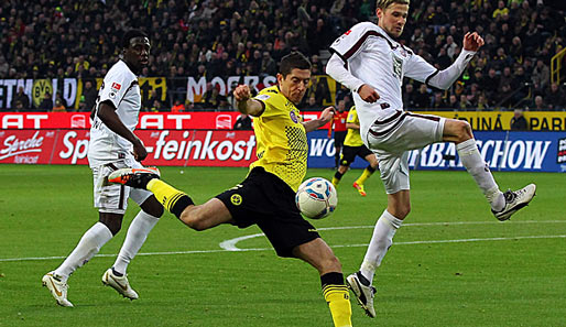 Robert Lewandowski (M.) hatte gegen den FCK Dortmunds erste Torchance