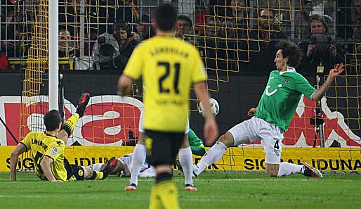 Robert Lewandowski (l.) trifft im Liegen zum 2:0 für den BVB gegen Hannover