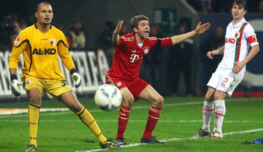 Thomas Müller (M.) mühte sich mit den Bayern im Hinspiel zu einem knappen 2:1-Sieg
