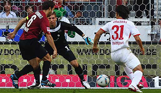 Okazaki (r.) erzielt das 1:0 für den VfB, Cherundolo (l.) und Zieler können nur zuschauen