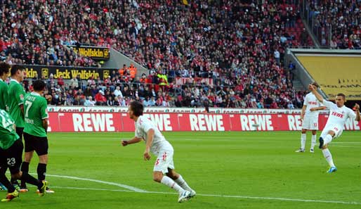 Lukas Podolski (r.) brachte den 1. FC Köln mit einen Freistoß gegen Hannover mit 1:0 in Führung