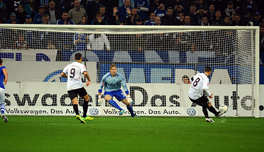 Kaiserslauterns Christian Tiffert verwandelt den Foulelfmeter zum 1:0 gegen Schalke