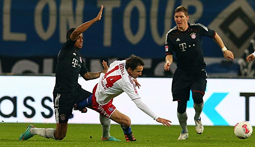 Bayerns Luiz Gustavo (l.) im Kampf um den Ball mit Milan Badelj