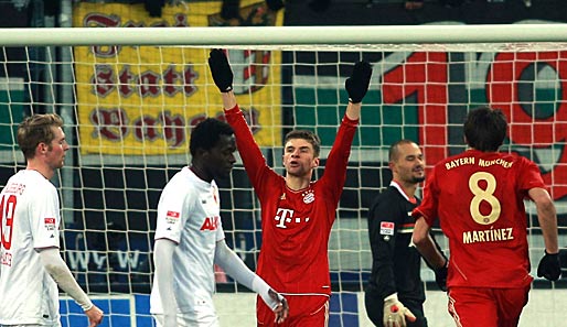 Thomas Müller (M.) brachte die Bayern mit seinem Elfmetertor gegen den FCA auf die Siegerstraße