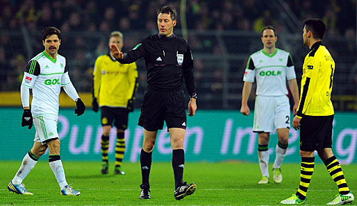 Schiedsrichter Stark (M.) hat sich für seine Fehlentscheidung gegen Dortmund entschuldigt