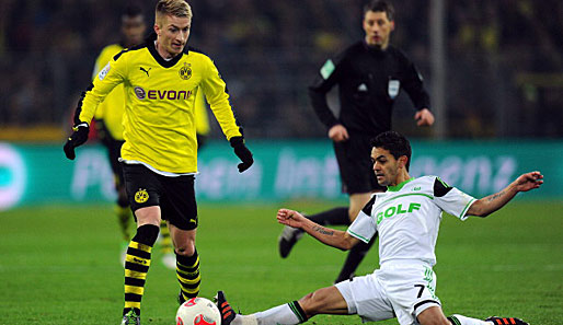 Wolfsburgs Josue (r.) im Duell mit Dortmunds Marco Reus (l.)