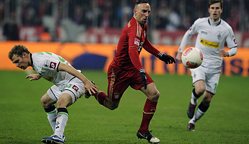 Den Ball fest im Blick: Franck Ribery (M.) lässt den Gladbacher Tony Jantschke (l.) stehen