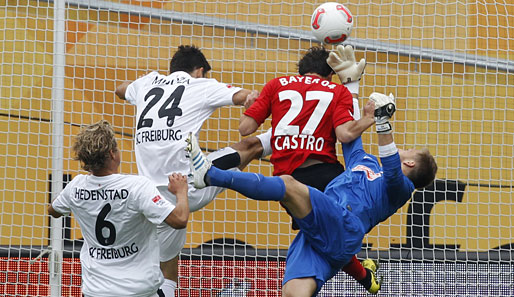 Gonzalo Castro (M.) erzielte den Führungstreffer für Bayer Leverkusen