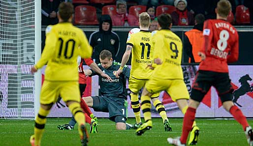 Das 0:1: Reus (M.) lupft den ball über Bayer-Keeper Leno ins Netz