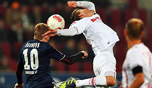 Artjoms Rudnevs (l.) traf im Hinspiel in Augsburg zum 2:0 für den Hamburger SV