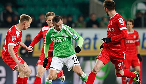 Kaum ein Durchkommen gab es für Ivica Olic und Wolfsburg gegen Düsseldorfs Abwehrbollwerk
