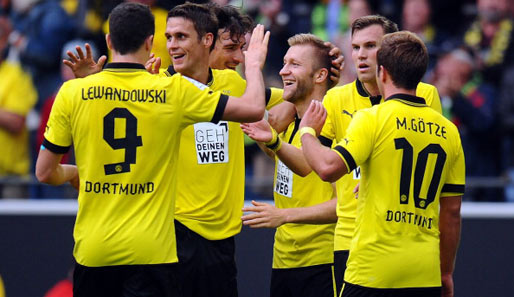 Die Dortmunder bejubeln das 2:0 durch Jakub Blaszczykowski (3.v.r.) in der 39. Minute