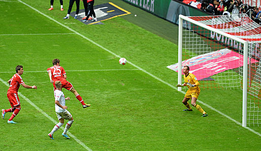 Thomas Müller bringt Bayern München per Kopf gegen Augsburg in der 69. Spielminute in Führung