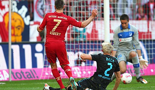 Franck Ribery erzielt hier das 1:0 für die Bayern - durch die Hosenträger von Keeper Casteels