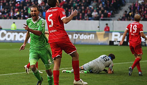Wolfsburgs Bas Dost (l.) schnürte gegen Düsseldorf seinen ersten Bundesliga-Doppelpack