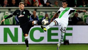 Nur in dieser Szene musste sich Gustavo (r.) strecken - sonst hatte Wolfsburg leichtes Spiel