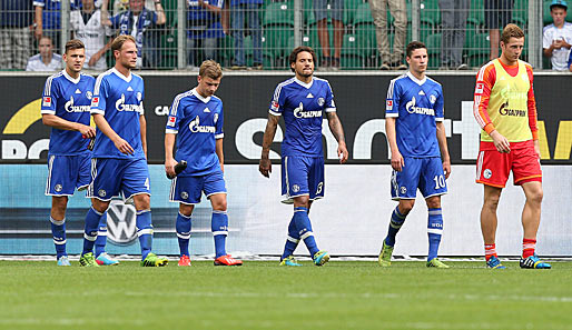Schalkes Spieler schleichen nach der Abreibung in Wolfsburg vom Platz der Volkswagen-Arena