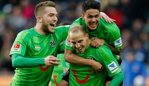 Die Spieler von Hannover 96 freuen sich über den Sieg in Berlin