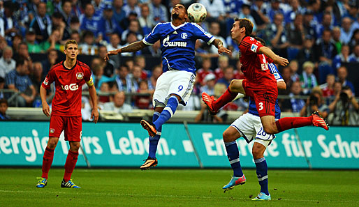 Kevin-Prince Boateng (M.) gab gegen Leverkusen sein Debüt für Schalke 04