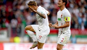 Alexander Esswein und Paul Verhaegh bejubeln den Sieg des FC Augsburg auf eigene Weise