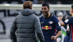 Trainer Ralph Hasenhüttl und Marvin Compper bejubeln den 2:1-Sieg in Mönchengladbach