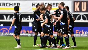 Kollektiv erfolgreich: Arminia Bielefelds Spieler jubeln nach dem 1:0 durch Fabian Klos beim VfB Stuttgart.