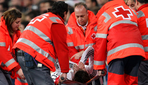 Gonzalo Higuain von Real Madrid wurde gegen Recreativo Huelva verletzt vom Feld getragen