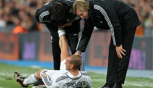 Schuster (rechts) steht bei Real in der Kritik. Hier kümmert sich der Trainer um den Holländer Sneijder