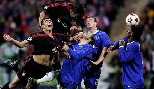 2005 schied Bayern (mit Lucio 1.v.r.) gegen den FC Chelsea im Viertelfinale aus (2:4 und 3:2).