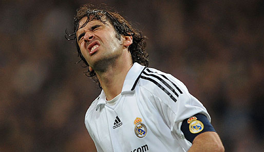 Reals Kapitän Raul bat die Fans nach dem Champions-League-Aus gegen Liverpool um Verzeihung