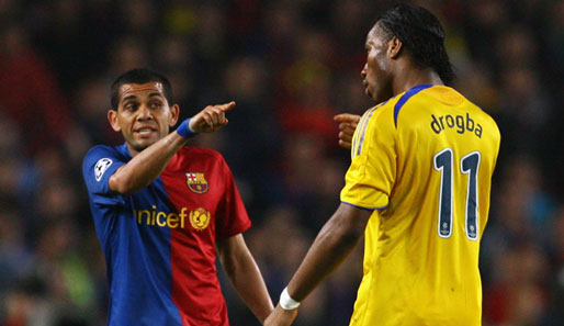 Barcas Dani Alves und Chelseas Didier Drogba hatten viel Diskussionsbedarf