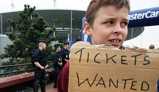 Für junge Fußball-Fans sind Kartenpreise von mittlerweile 1300 Euro deutlich zu hoch