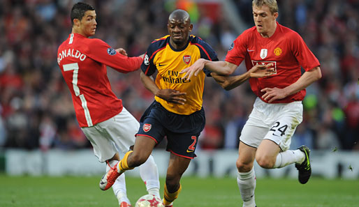 Arsenal vs. ManUtd: Abou Diaby im Zweikampf gegen Cristiano Ronaldo und Darren Fletcher