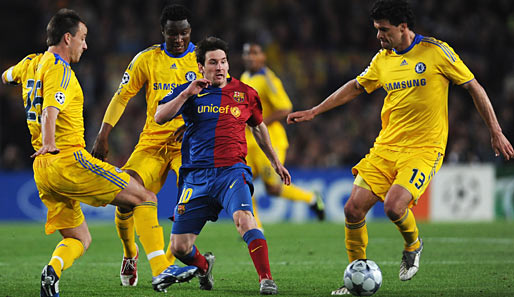 Michael Ballack (r.) will im Halbfinale gegen den FC Barcelona Lionel Messi (Mitte) stoppen