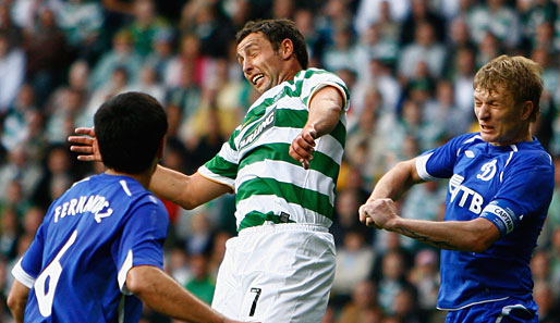 Kapitän Scott McDonald (M.) zieht mit Celtic Glasgow in die Playoffs der Champions League ein