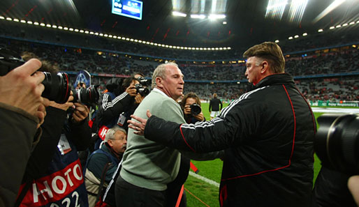Glückwünsche nach dem Sieg gegen Haifa: Bayern-Trainer Louis van Gaal (r.) und Uli Hoeneß