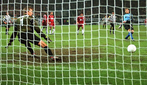 Wir schreiben das Jahr 2000: Hamburg gegen Turin endet spektakulär mit 4:4 - und Butt (r.) trifft