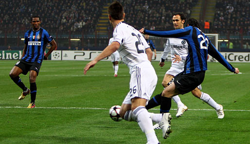 Diego Milito (r.) erzielte gegen den FC Chelsea seinen zweiten Champions-League-Treffer