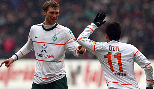 Werder Bremen (Mertesacker l. und Özil) fuhr zuletzt drei Pflichtspielsiege in Serie ein
