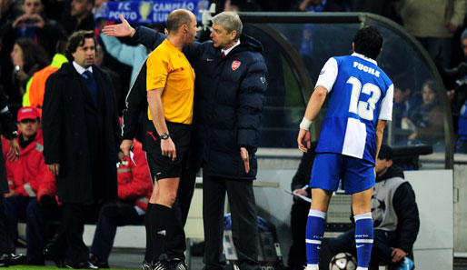 Arsene Wenger beschwert sich nach Portos Siegtreffer bei Schiedsrichter Martin Hansson