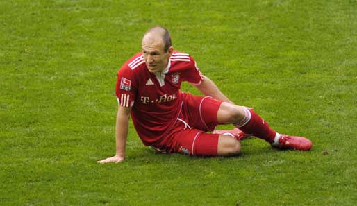 Bayerns Arjen Robben zog sich gegen den VfB Stuttgart eine Wadenverletzung zu