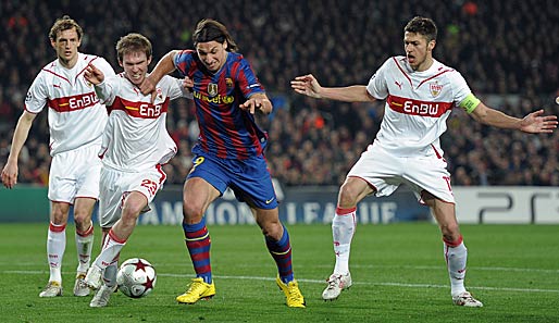 Zlatan Ibrahimovic vom FC Barcelona (M.) hält sich Hleb (l.) und Delpierre (r.) vom Leib