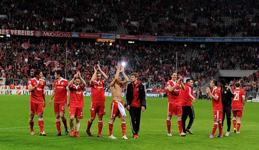 Die Bayern-Spieler feiern mit den Fans ihren Sieg über Manchester United