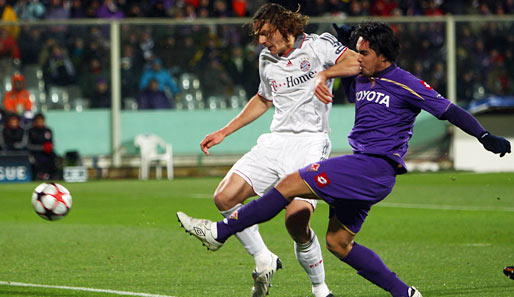 Der Führungstreffer der Fiorentina: Vargas ist schneller als van Buyten und schießt ein