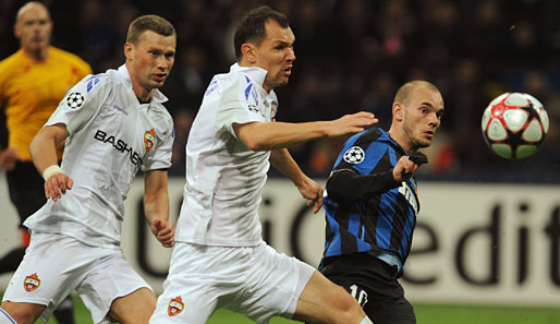 Inters Wesley Sneijder (r.) hatte einen schweren Stand gegen ZSKA Moskau