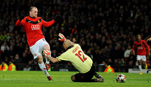 Das 2:0: Manchesters Wayne Rooney schiebt den Ball an Milan-Keeper Christian Abbiati vorbei