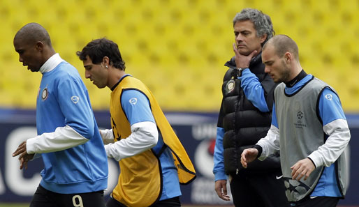 Inter-Coach Jose Mourinho (2. v. r.) stichelte auch vor dem Rückspiel geegn ZSKA Moskau