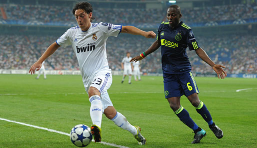 Mesut Özil gewann das Hinspiel mit Real Madrid gegen Ajax und Eyong Enoh (r.) mit 2:0